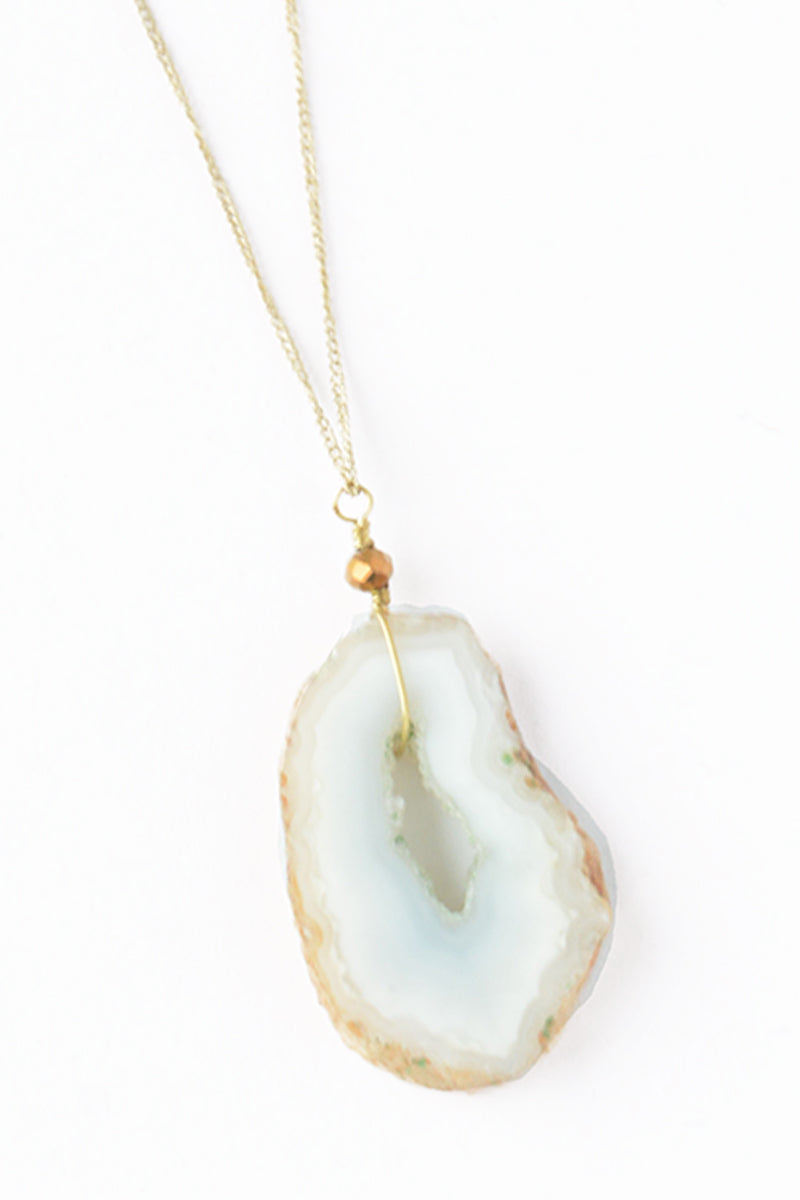 GLITTERING GEODE NECKLACE
