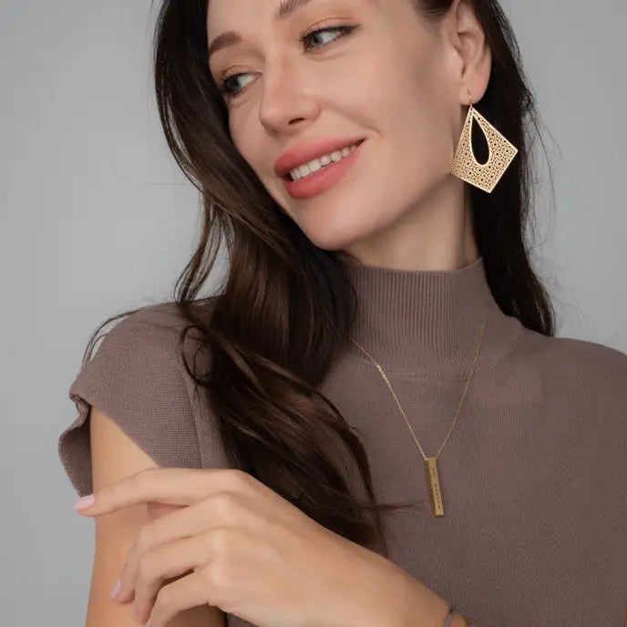 STARFISH JUSTICE GOLD BAR NECKLACE